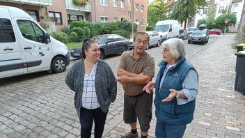 Was kann man tun? Die Anwohner Regina Riemke (von links), Metin Yildirim und Gisela Losenfeld sprechen über die Parksituation in der Moltkestraße. Die Transporter im Hintergrund sind Teil des Problems.