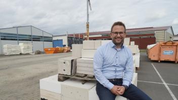Firmenchef Alexander Jansen plant ein neues Automatiklager auf dem Firmenareal. 