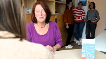 Während Wiebke Wollet das Gespräch zur Kostenübernahme einer Verhütung mit einer Klientin führt, besprechen sich Andrea Pabst (hinten von links), Jenny Westenberger und Leiterin Tanja Corleis von Pro Familia. 