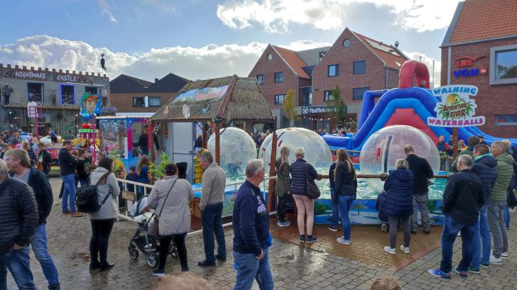 Die Attraktion „Walking Waterballs“ auf der Kirmes in Wietmarschen