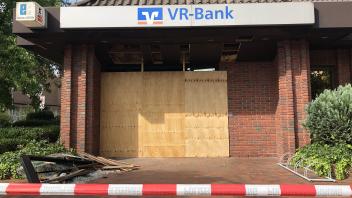 Nach der Sprengung in der Filiale der VR-Bank in Kettenkamp sind die Fenster mit Holz versperrt
