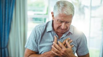 Senior man suffering from chest pain Copyright: xWavebreakmediaMicrox Panthermedia20459865,model released, Symbolfoto ,p