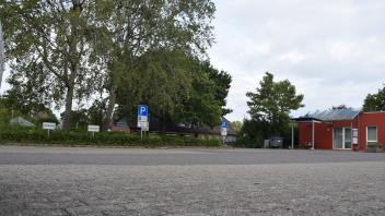 Der bisherige Parkplatz an der Straßenkreuzung Holzschicht und Vogelsang soll zu einem Dorfplatz mit Verweil-Charakter entwickelt werden. Das Vorhaben ist ein Schwerpunktprojekt des Dorfentwicklungskonzepts.