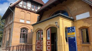 In diesem Bahnhofsgebäude befindet sich die DB Agentur Marx, wo die Mitarbeiter Kunden nicht nur Fahrkarten verkaufen, sondern auch gut auf Kundenwünsche eingehen