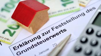 Hausmodell auf Grundsteuererklärung, Symbolfoto Grundsteuer *** House model on property tax return, symbol photo propert
