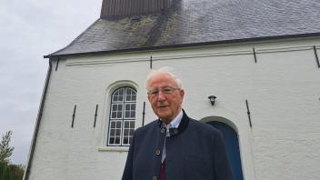 Pfarrer Hirt vor der Rimbertikirche in Emmelsbüll. 
