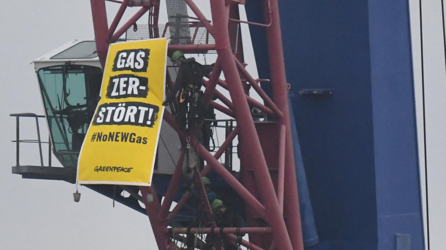 Greenpeace blockiert im Greifswalder Bodden Bau des LNG-Terminals