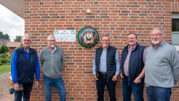 Ein Defibrillator kann Leben retten. In Versen haben die Bewohner zweier Straßen Geld gegeben und einen Defi beschafft. Er hängt am Haus von Günter Hensen. Das Foto zeigt v.l. Hermann Schepergerdes, Günter Hensen, Alois Schwenen, Josef Herbers und Bernd Wehkamp.