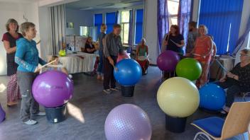 Beim Workshop Klangwelten des Kochendorfer Kulturvereins Kaleidoskop ging es auch sportlich zu, als die Teilnehmer mit Trommelstöcken auf Gymnastikbällen spielten.