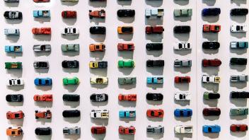 Ein Überblick von oben über viele verschiedene Auto-Modelle