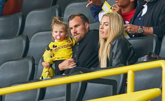 Ehe-Aus nach vier Jahren Ehe: Fußball-Weltmeister Kevin Großkreutz (35) hat die Trennung von seiner Frau Carolin (27) bekannt gegeben. Sie hätten sich auseinander gelebt. Die beiden haben eine sechsjährige Tochter und einen vierjährigen Sohn. BVB RB Leipzig Soccer Dortmund August 26 2018 Kevin Großkreutz with girlfriend Caro and daughter