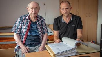 Andreas Schäfer (rechts) kümmert sich für seinen Vater Klaus um die Korrespondenz mit den Behörden. 