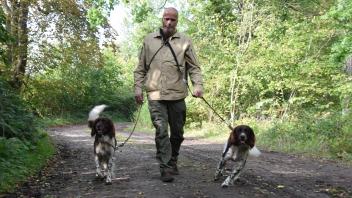 Günther Hoffmann ist Jäger und mit seinen Hunden Anuk (l.) und Akai oft im Wald unterwegs. Der Vorsitzende im Hegering Mittelschwansen appelliert an Hundehalter, ihre Hunde im Wald anzuleinen, um so unnötiges Leid und Stress zu vermeiden. 