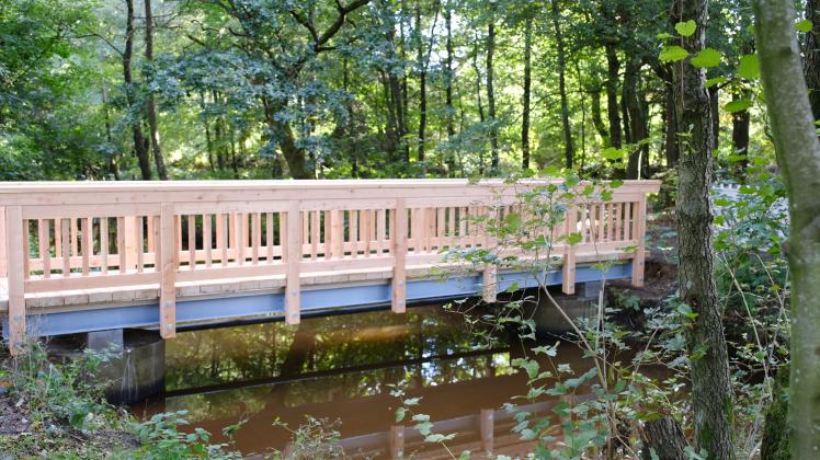 Schafflund Neue Holzbrücke über der Au ist fertig