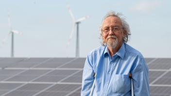Lothar Wittorf vom BUND zum Thema erneuerbare Energien. steinburg photovoltaik windenergie strom umwelt