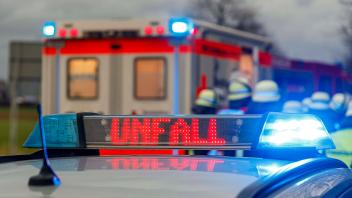 Osnabrück, Deutschland 04. Januar 2023: Ein Streifenwagen der Polizei mit Blaulicht und dem Schriftzug, Unfall, im Displ
