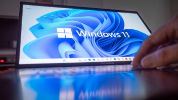 Laptop mit Windows 11 Desktop-Hintergrund Notebook mit Windows 11 Desktop-Hintergrund am 24.11.2022. Das neuste Betriebs