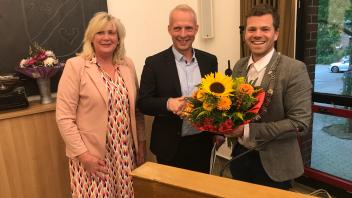 Aufgesetzt war das Lachen nicht: Bürgermeister Philip Middelberg (rechts) bat seine allgemeine Vertreterin Petra Tepe mit auf das Foto zur Begrüßung von Thorsten Brinker als künftigem Kämmerer, weil sie dessen Bestellung spontan zugestimmt hatte, obwohl sie im Rat kein Stimmrecht hat.