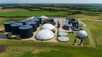 Dies ist eine Anlage von Nature Energy vom Shell-Konzern im dänischen Korskro. Eine ähnliche Biomethan-Anlage plant Shell auch in Karstädt 