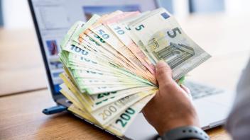 Bamberg, Deutschland 05. September 2023: Themenbilder - Symbolbilder - Geld - 2023 Eine Person hält mehrere tausend Euro