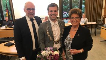Lottes Bürgermeister unter sich: Die Stellvertreter Helga Strübbe und Christian Thies vereidigten Philip Middelberg und legten ihn charmant an die Kette.
