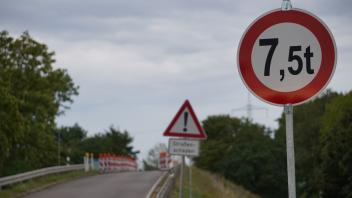 Seit Donnerstag stehen die Schilder an der Autobahnbrücke, die die Fahrt für Fahrzeuge ab 7,5 Tonnen verbieten. 