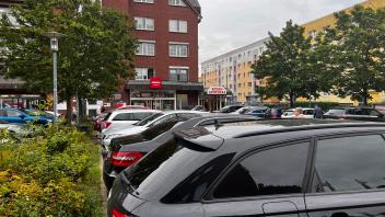 Der Parkplatz vor dem Penny-Markt in Hagenow, hier griff ein 37-Jähriger am Freitagmorgen Passanten an und beschädigte Autos.