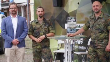 Wittenburgs Bürgermeister Christian Greger begrüßte auch Oberleutnant Thomas Bluhm und Stabsfeldwebel Ronny Joseph als Vertreter der Bundeswehr auf der Berufs- und Pendlermesse (v.l.). 