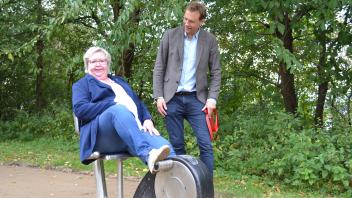 Susanne Schäfer-Quäck und Stephan Kleinschmidt testen die neuen Sportgeräte im Flensburger Volkspark. 