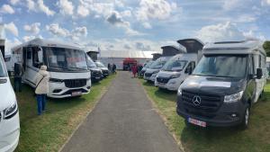Reisemobile, Camper und Bullis in allen Größen, Formen und Farben stehen auf der Caravan und Co 2023 in Rendsburg.