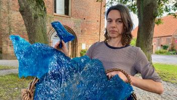 Antje Reinhold von der Kloster- und Stadtinformation zeigt die zerstörte Kunst von Rehna.