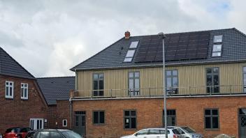 Die alte Spinnerei trägt „in zweiter Reihe“ der Niebüller Hauptstraße bereits eine Solaranlage.
