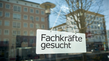Ein Foto von einem Schild, auf dem „Fachkräfte gesucht“  steht. 