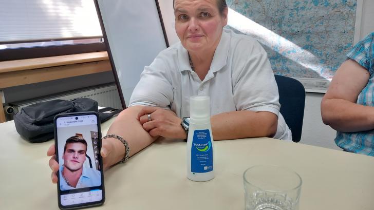 Als Mann möchte Tom-Oliver einen Drei-Tage-Bart tragen. Eine Handy-App simuliert seinen Wunsch.
