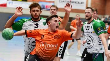Foto Rolf Tonbis22.09.2023Handball-Verbandsliga 2023/24: HSG Grüppenbühren/Bookholzberg - TV Neerstedtmit Ball: Marice Steffen (HSG)hinten: (von links) Florian Schrader und Stjorven Schröder (TVN)