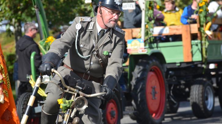 Für Ordnung und Sicherheit während des Festumzuges in Gägelow sorgte nicht nur die Polizei, sondern auch dieser Herr. Als Dienstfahrzeug nutzte er einen alten Drahtesel.