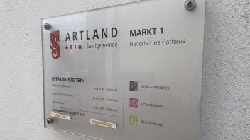 Quakenbrück, Rathaus Quakenbrück, Wegweiser, Hinweistafel, Behördengang ohne Terminvergabe: Wer etwas im Bürgerbüro des Rathauses Quakenbrück zu erledigen hat, braucht dafür ab Oktober 2023 keinen Termin mehr; Quakenbrück, 04.07.2023; Foto: Christian Geers
