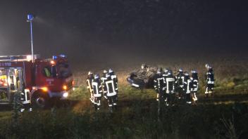 Bei einem Unfall unter Alkoholeinfluss sind am frühen Sonntagmorgen in Dörpen fünf Personen teils lebensgefährlich verletzt worden.
