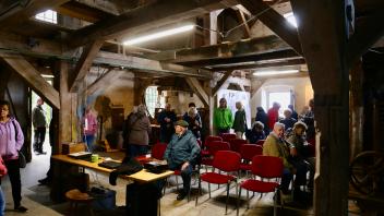 Die alte Wassermühle in Brömsenberg ist auch im Inneren ein faszinierendes Bauwerk, das Stück für Stück erhalten wird. Mehr als 70 Besucher kamen zum Tag der Industriekultur.