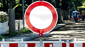 Durchfahrt verboten Straßensperrung Baustelle *** Passage prohibited road closure construction site Copyright: xmix1x
