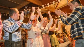 Oktoberfest Bruchmühlen 2023, Melle, Volksfest, Grönegau, Bunte Lichter,Party