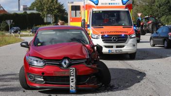 Der Renault wurde bei dem Zusammenstoß mit dem Traktor vor den Toren Itzehoes schwer beschädigt.