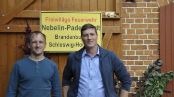 Christian Mewes (links) aus Nebelin und Torben Seemann aus Padenstedt beim Dorffest in Nebelin.