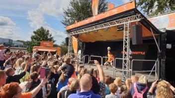 Jannik Freestyle begeistert zahlreiche Fans bei der Toggo-Tour in Weißenhäuser Strand.