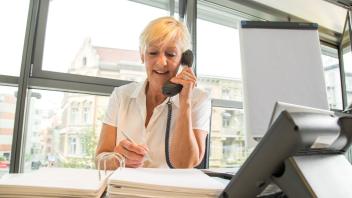 Person telefoniert in Büro