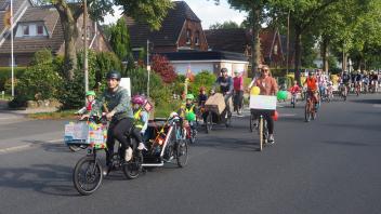 Teilnehmer eines Fahrrad-Demonstrationszugs mit Kindern