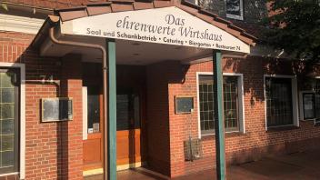Über dem Eingang zur Gaststätte ist schon der neue Name „Das ehrenwerte Wirtshaus“ zu lesen.