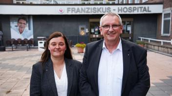 Wechsel in der Krankenhausleitung am Franziskus-Hospital Harderberg und Krankenhaus St. Raphael Ostercappeln: Uwe Hegen übergab den Staffelstab an Jennifer Schroth.                    