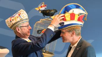 25.09.2023, Kiel. Wolfgang Hyrenbach, Präsident des Aaachener Karnevalsvereins setzt MP Daniel Günterhn die sog. Rittermütze auf --- Foto STAUDT