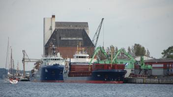 Die „Keit“ am Montag am Harniskai in Flensburg (im Hintergrund die blaue Sea-Watch 5). Bereits im Februar 2023 hatte ein Schüttgutfrachter aus Russland im Hafen Flensburg festgemacht.
